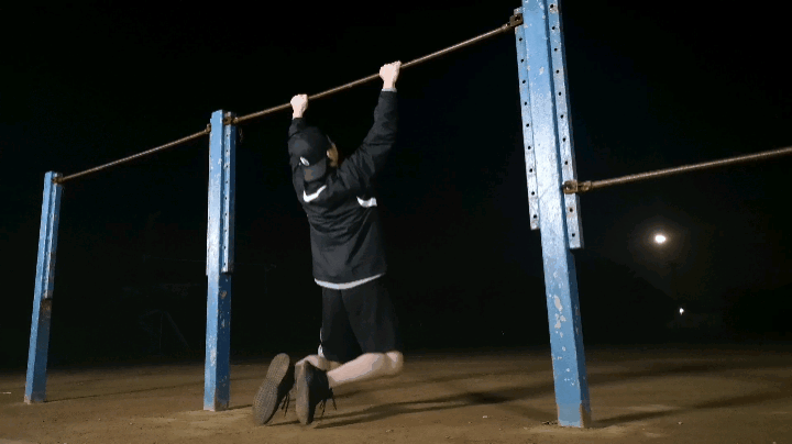チンニング 懸垂 夜 公園 筋トレ トレーニング 体づくり